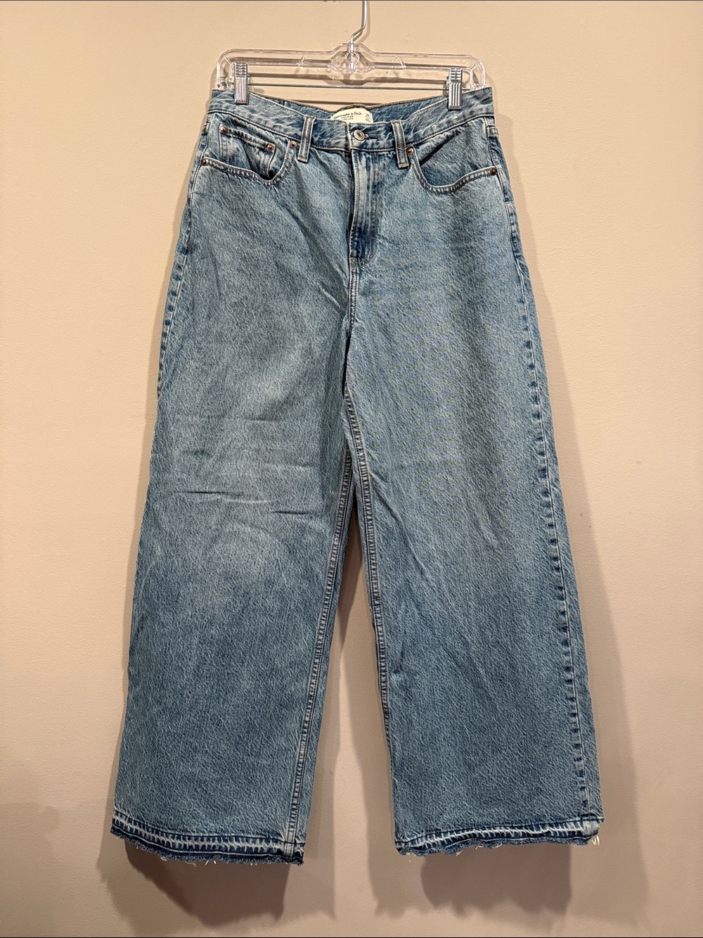 Abercrombie & Fitch High Rise Wide-Leg Jeans 28R. Raw Frayed Hem